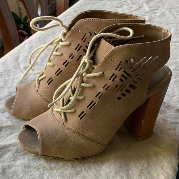 Vince Camuto nubuck heeled sandals - Picture 2 of 7